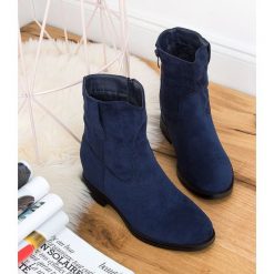 Botki damskie Ideal Shoes G-7605 Granatowe. Niebieskie botki damskie Marquiiz, z tworzywa sztucznego, bez obcasa, na koturnie, bez zapięcia. Za 129,00 zł.