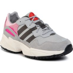 Buty adidas - Yung-96 J EF9396 Gretwo/Trgrme/Cwhite. Szare buty sportowe damskie Adidas, bez wzorów, ze skóry, sportowe. W wyprzedaży za 219,00 zł.
