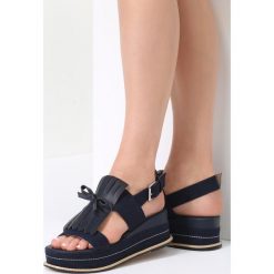 Granatowe Sandały Outrageous. Niebieskie koturny damskie vices, w paski, na wysokim obcasie, na koturnie, z paskami. Za 59,99 zł.