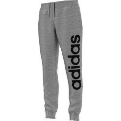Spodnie sportowe. Szare joggery męskie marki Adidas, z nadrukiem, z bawełny. Za 125,96 zł.