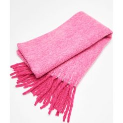 Ciepły szalik z frędzlami - Różowy. Czerwone szaliki damskie marki Cropp. Za 59,99 zł.
