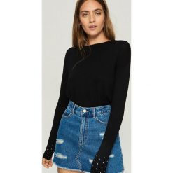 Sweter z dżetami na rękawach - Czarny. Czarne swetry klasyczne damskie Sinsay, l. Za 49,99 zł.