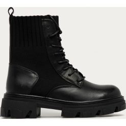 Answear Lab - Workery Fashion&Bella. Czarne workery damskie Answear Lab, ze skóry ekologicznej, z okrągłym noskiem, bez obcasa, na obcasie, na sznurówki. Za 199,90 zł.