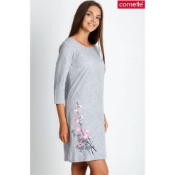 Szara piżama koszula nocna z kwiatem QUIOSQUE. Szare piżamy damskie QUIOSQUE, na jesień, xl, z nadrukiem, z bawełny, z długim rękawem. Za 89,99 zł.