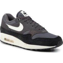 Buty NIKE - Air Max 1 AH8145 012 Thunder Grey/Sail/Sail/Black. Szare półbuty męskie Nike, na co dzień, bez wzorów, z zamszu, eleganckie, bez zapięcia. W wyprzedaży za 459,00 zł.