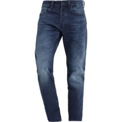 GStar 3301 TAPERED Jeansy Zwężane cella indigo trainer medium aged. Niebieskie rurki męskie marki G-Star. W wyprzedaży za 356,15 zł.
