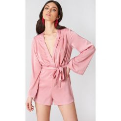 Hannalicious x NA-KD Satynowy kombinezon z dekoltem V - Pink. Różowe kombinezony z printem marki Hannalicious x NA-KD, z poliesteru. W wyprzedaży za 48,58 zł.
