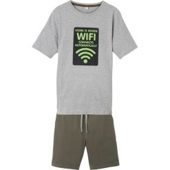 T-shirt + bermudy dresowe (2 części) bonprix jasnoszary melanż + ciemnooliwkowy. Szare t-shirty chłopięce bonprix, z nadrukiem, z dresówki, bez rękawów. Za 64,99 zł.
