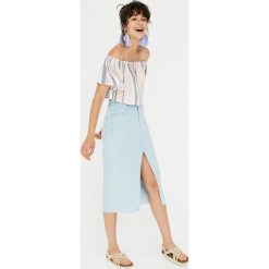 Krótki top z odkrytymi ramionami. Różowe topy damskie Pull&Bear, bez wzorów, bez kołnierzyka. Za 59,90 zł.