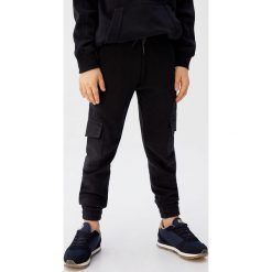 Mango Kids - Spodnie dziecięce Mario 110-164 cm. Czarne spodnie chłopięce Mango Kids, bez wzorów, z bawełny. Za 69,90 zł.