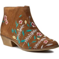 Botki GUESS - Joanah FLJOA1 SUE09 TAN. Pomarańczowe botki damskie zamszowe marki Guess. W wyprzedaży za 409,00 zł.