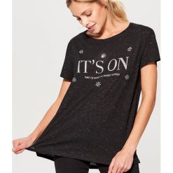 Długa koszulka z brokatowym połyskiem - Czarny. Czarne t-shirty damskie Mohito, l. Za 39,99 zł.