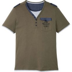 T-shirt Slim Fit bonprix ciemnooliwkowy. Zielone t-shirty męskie bonprix, s, z nadrukiem, z kontrastowym kołnierzykiem. Za 44,99 zł.