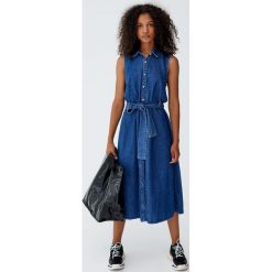 Sukienka koszulowa z wiązaniem. Niebieskie sukienki damskie Pull&Bear, bez wzorów, z jeansu, z koszulowym kołnierzykiem, bez rękawów, koszulowe. Za 109,00 zł.