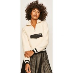Calvin Klein Jeans - Bluza. Białe bluzy damskie Calvin Klein Jeans, s, z aplikacjami, z bawełny, z krótkim rękawem, krótkie, bez kaptura. Za 579,90 zł.