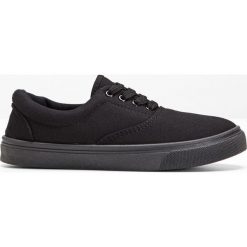 Sneakersy bonprix czarny. Czarne sneakersy męskie bonprix, na sznurówki. Za 54,99 zł.