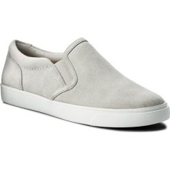 Tenisówki CLARKS - Glove Puppet 261309584 Ice Blue. Szare półbuty damskie Clarks, na co dzień, bez wzorów, z zamszu, bez obcasa, na płaskiej podeszwie, bez zapięcia. W wyprzedaży za 199,00 zł.
