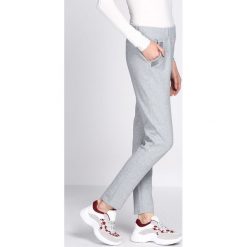 Jasnoszare Spodnie Dresowe Workers. Szare spodnie dresowe damskie Born2be, s, z dresówki. Za 59,99 zł.