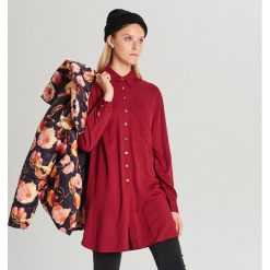 Długa koszula oversize - Bordowy. Czerwone koszule damskie Cropp, s, bez wzorów, bez kołnierzyka, z długim rękawem. W wyprzedaży za 29,99 zł.