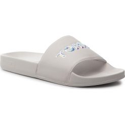 Klapki TOMMY HILFIGER - Iridescent Detail Pool Slide FW0FW04237 Whisper White 121. Białe klapki damskie TOMMY HILFIGER, bez wzorów, ze skóry ekologicznej, bez obcasa. W wyprzedaży za 139,00 zł.