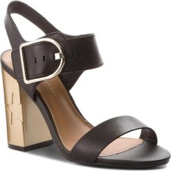 Sandały TOMMY HILFIGER - Feminine Heel Oversized Buckle FW0FW02578 Black 990. Czarne klapki damskie TOMMY HILFIGER, bez wzorów, ze skóry ekologicznej, bez obcasa, na obcasie. W wyprzedaży za 359,00 zł.