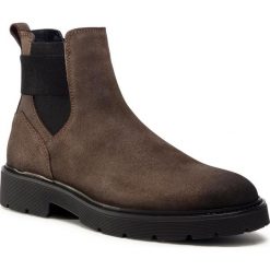 Sztyblety TOMMY HILFIGER - Elastic Hilfiger Suede Chelsea FM0FM03106 Ridgewood GWM. Pomarańczowe sztyblety męskie TOMMY HILFIGER, ze skóry, bez zapięcia. Za 699,00 zł.