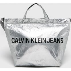 Calvin Klein Jeans - Torebka. Czarne torebki klasyczne damskie Calvin Klein Jeans, w paski, z jeansu, casualowe, na ramię, z nadrukiem, bez dodatków. Za 339,90 zł.