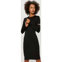 Love Moschino - Sukienka. Czarne sukienki damskie Love Moschino, na co dzień, s, z aplikacjami, z wiskozy, casualowe, z okrągłym kołnierzem, z długim rękawem, długie, mini, proste. Za 1299,00 zł.
