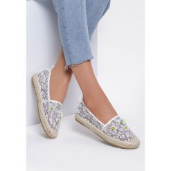 Białe Espadryle Saturday Sun. Białe espadryle damskie Renee, w koronkowe wzory, z koronki, bez obcasa, na płaskiej podeszwie. Za 49,99 zł.