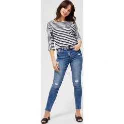 Jeansy typu high waist. Niebieskie jeansy damskie Moodo, xl, bez wzorów, z elastanu, z podwyższonym stanem. Za 129,99 zł.