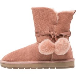 Pier One Botki rose. Czerwone buty zimowe damskie Pier One, z materiału. W wyprzedaży za 149,40 zł.