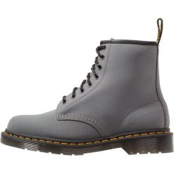 Dr. Martens 1460 Botki sznurowane grey. Szare botki męskie Dr. Martens, z gumy, na sznurówki. Za 669,00 zł.
