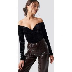 NA-KD Party Aksamitny top z odkrytymi ramionami - Black. Czarne topy damskie NA-KD Party, bez wzorów, z elastanu, bez kołnierzyka. W wyprzedaży za 48,57 zł.