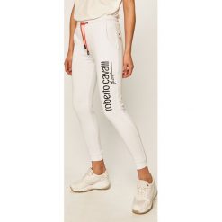 Roberto Cavalli Sport - Spodnie. Białe spodnie damskie Roberto Cavalli Sport, l, z elastanu. W wyprzedaży za 499,90 zł.