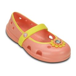Baleriny w kolorze pomarańczowo-żółtym. Żółte baleriny dziewczęce Crocs, w paski, bez obcasa. W wyprzedaży za 62,95 zł.