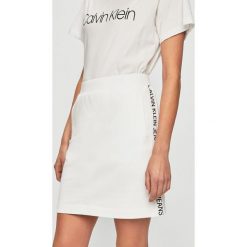 Calvin Klein Jeans - Spódnica. Białe spódniczki damskie Calvin Klein Jeans, na co dzień, s, bez wzorów, z bawełny, casualowe, mini, proste. W wyprzedaży za 199,90 zł.