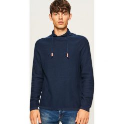 Sweter z wysokim kołnierzem - Granatowy. Niebieskie swetry klasyczne męskie marki Reserved, l. Za 99,99 zł.