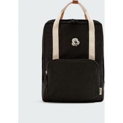 Czarny plecak z Myszką Miki. Czarne plecaki damskie marki Pull&Bear. Za 89,90 zł.