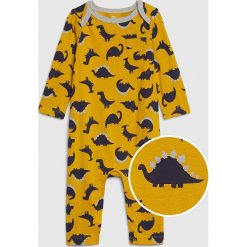 Rampers w kolorze żółto-granatowym. Żółte śpiochy niemowlęce Gap Kids, z nadrukiem, z bawełny. W wyprzedaży za 42,95 zł.