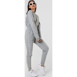 NA-KD Spodnie dresowe - Grey. Szare spodnie damskie NA-KD, z bawełny. Za 121,95 zł.