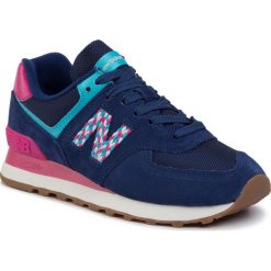 Sneakersy NEW BALANCE - WL574LDM Granatowy. Niebieskie półbuty damskie New Balance, bez wzorów, z zamszu, bez obcasa, na płaskiej podeszwie, bez zapięcia. W wyprzedaży za 299,00 zł.