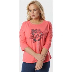 Koralowa Bluzka Callilopei. Pomarańczowe bluzki damskie Born2be, xl, z nadrukiem, z dzianiny, z okrągłym kołnierzem, z długim rękawem. Za 59,99 zł.