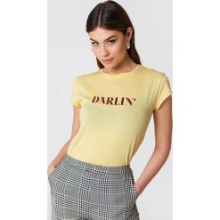 NA-KD T-shirt Darlin' - Yellow. Żółte t-shirty damskie NA-KD, z napisami, z okrągłym kołnierzem. Za 52,95 zł.