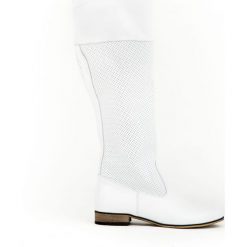 Kozaki dziurkowane - skóra naturalna - model 124 - kolor biały. Białe kozaki damskie Zapato, na lato, z jeansu, eleganckie, na wysokim obcasie, na płaskiej podeszwie, bez zapięcia. W wyprzedaży za 317,00 zł.