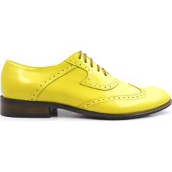 Żółte męskie buty wizytowe - brogsy T102. Żółte buty wizytowe męskie Modini Moda Męska, ze skóry, bez zapięcia. W wyprzedaży za 269,10 zł.