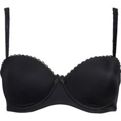 Biustonosz "bardotka" bonprix czarny. Czarne biustonosze bonprix, z aplikacjami, z koronki. Za 59,99 zł.