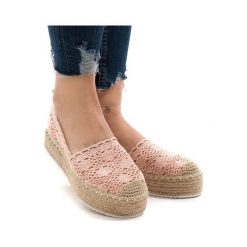 Różowe trampki espadryle na platformie 7801-P. Różowe espadryle damskie ButyModne, w koronkowe wzory, z koronki, bez obcasa, na platformie. Za 84,99 zł.