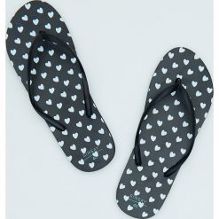 Klapki japonki serca - Czarny. Czarne klapki damskie Sinsay, bez wzorów, bez obcasa. Za 14,99 zł.