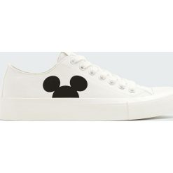 Białe tenisówki z Myszką Miki. Białe trampki i tenisówki damskie Pull&Bear, bez wzorów, bez zapięcia. Za 139,00 zł.