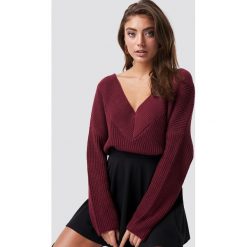 Pamela x NA-KD Sweter V-Neck Knitted - Purple. Fioletowe swetry klasyczne damskie Pamela x NA-KD, z dekoltem na plecach. Za 121,95 zł.